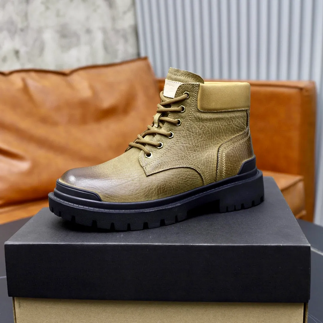 Ex-factory price: 640💰Thick wool imported from Australia Brand: UGG genuine purchasing agent Size: 38-44 Grade: Official website 1:1 Material: First layer of genuine leather waterproof and antifreeze upper Real wool lining Original non-slip soft wear-resistant outsole Style category: Men's casual shoes Trendy style Comfortable on the feet Color: Official website color synchronization